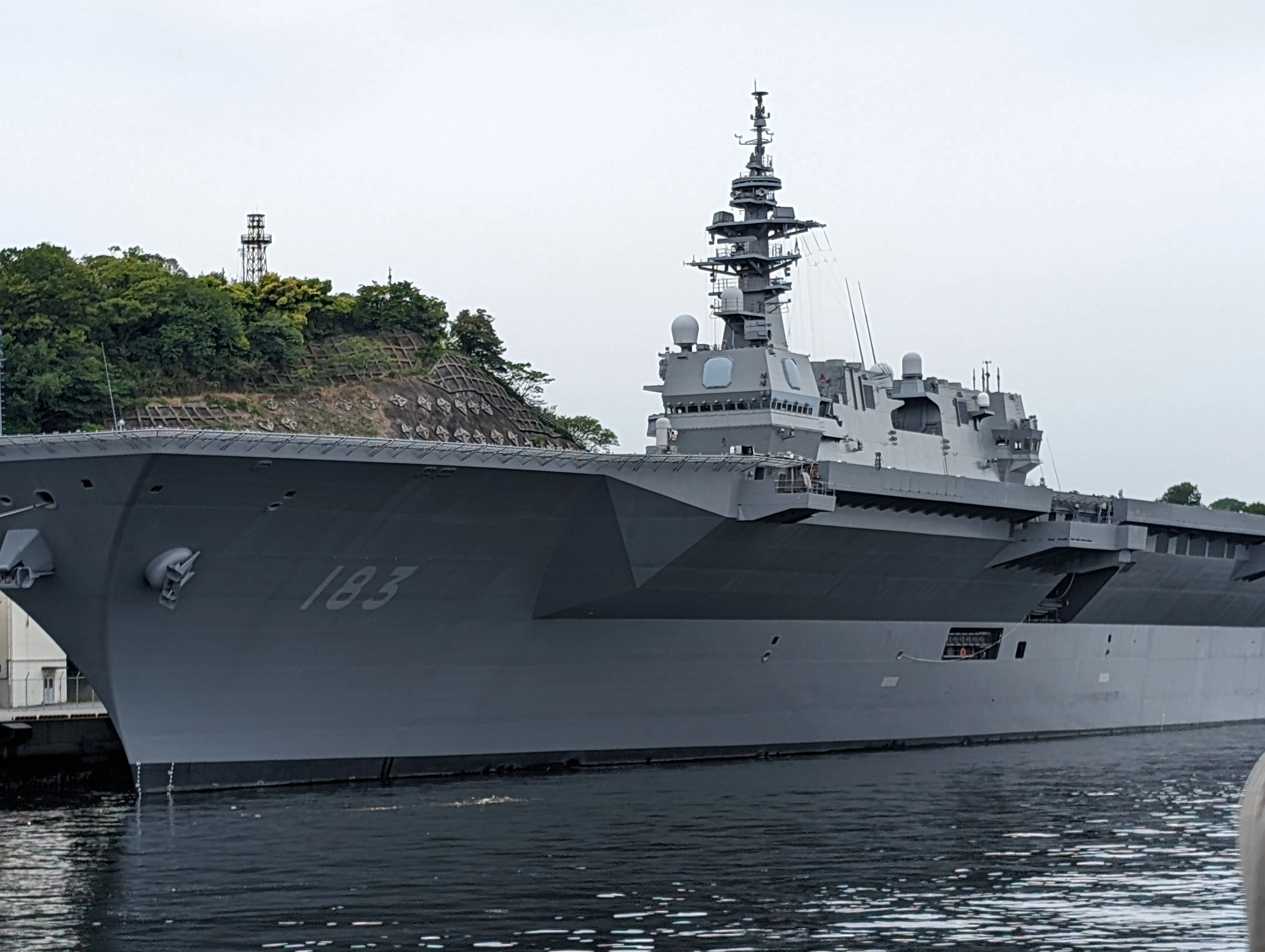 横須賀港いずも左舷側