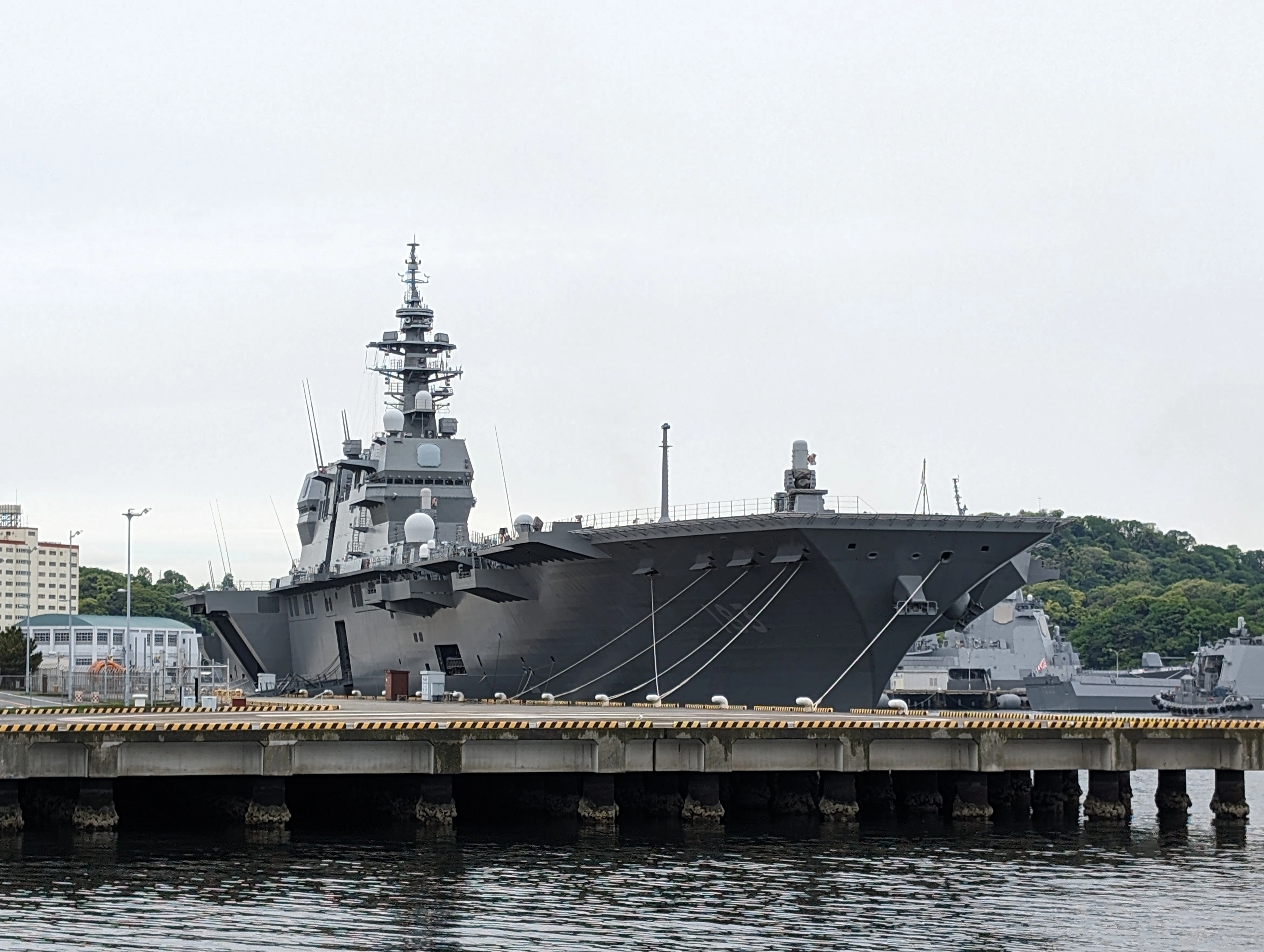 横須賀港いずも右舷側