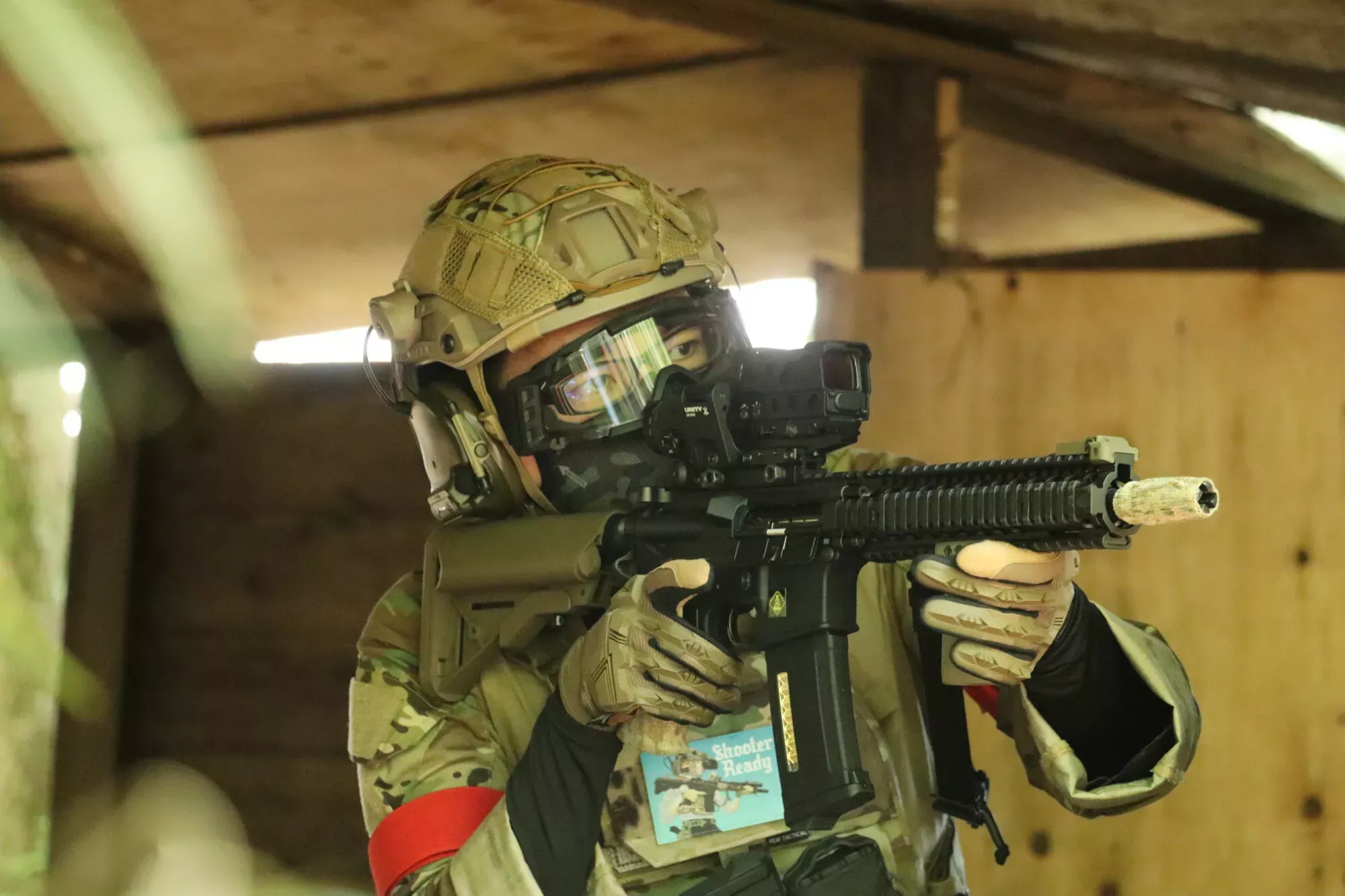 草むらに隠れる