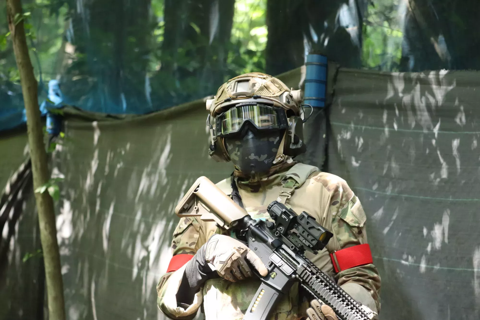 草むらに隠れる