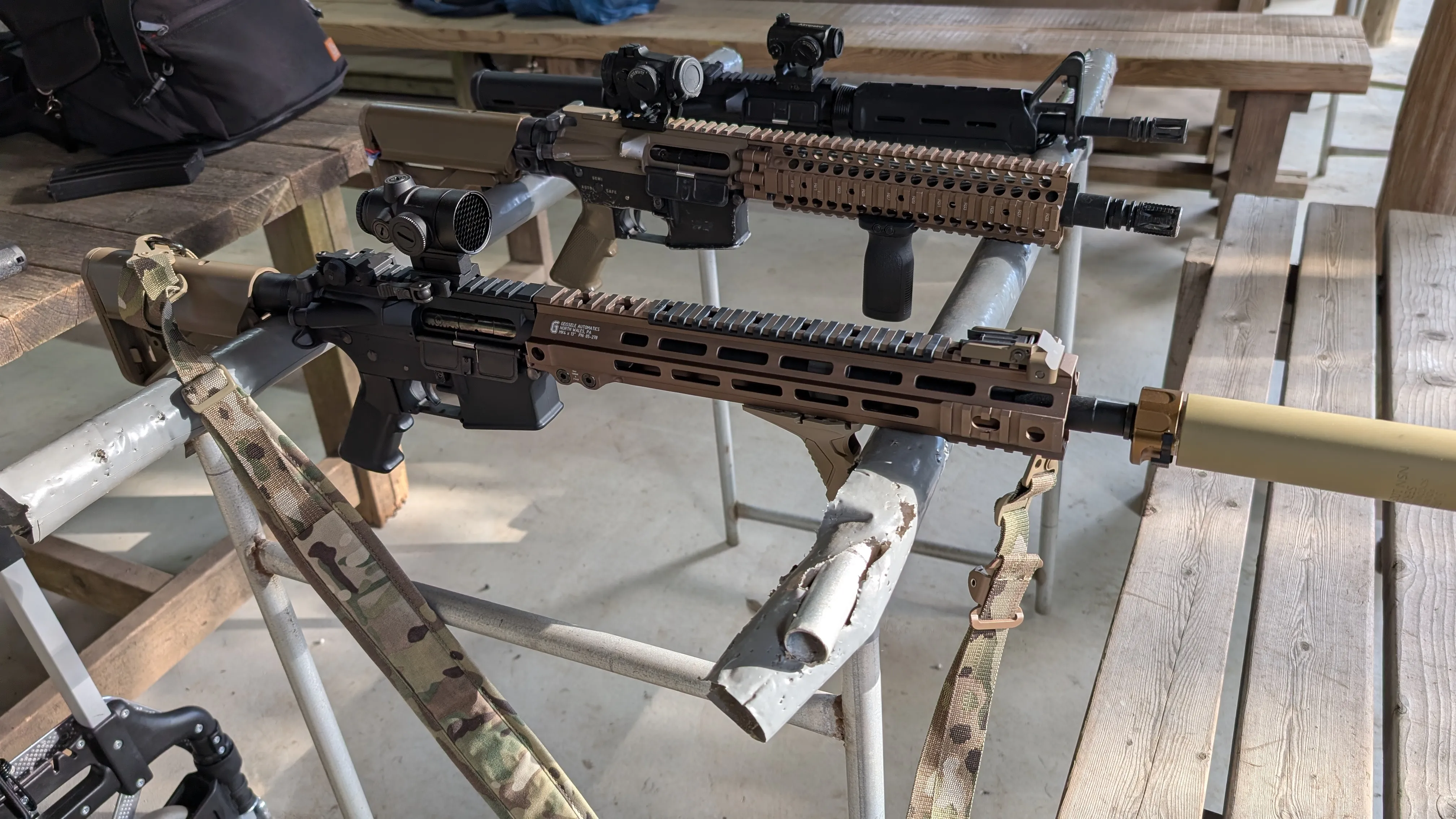 ラックに置かれたエアソフトライフル2丁。手前がFDE色のMK18（Geissele Mk4ハンドガード付き）。