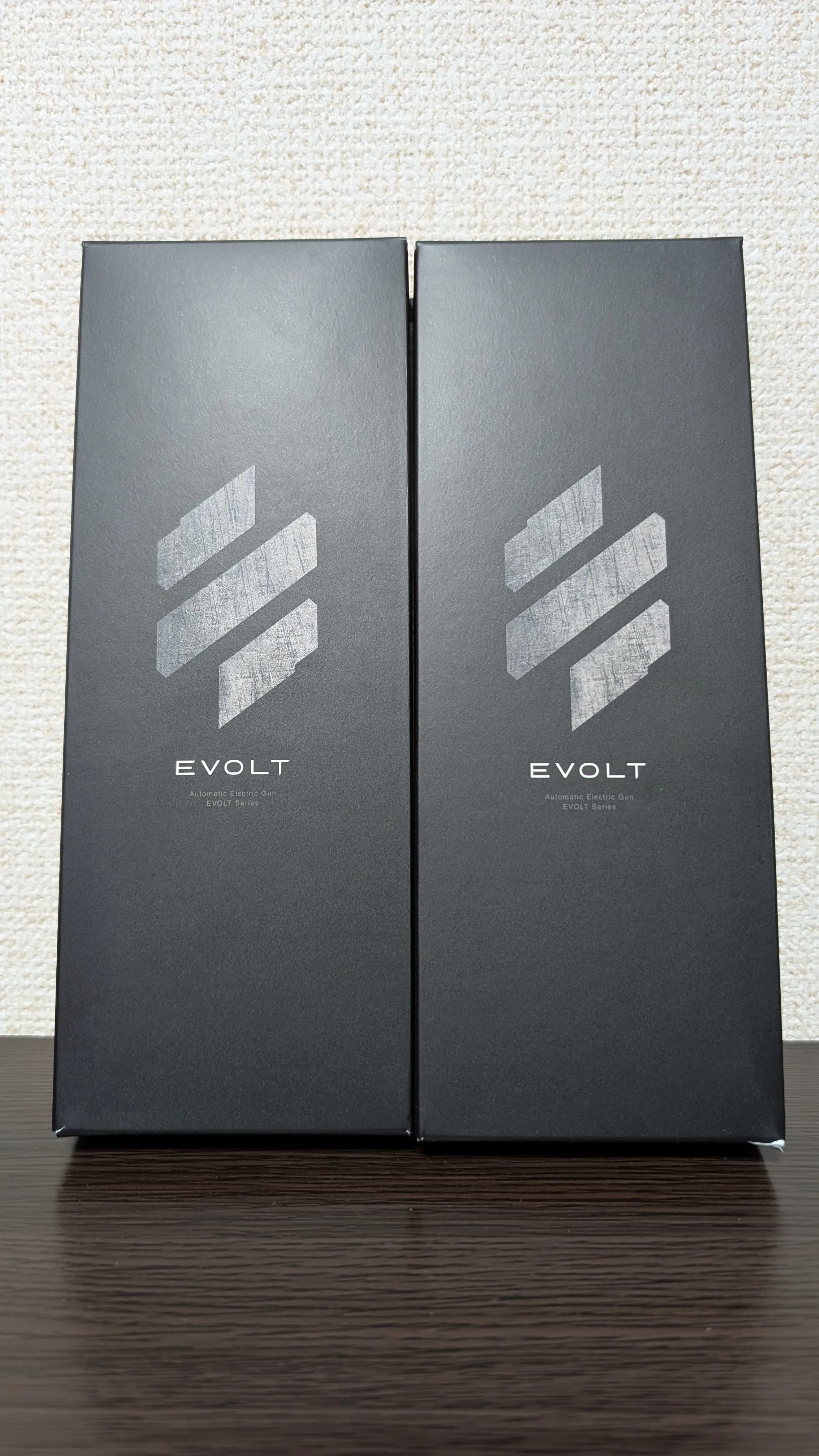 EVOLT の2箱並び。アッパーとロアが分割して梱包されている。