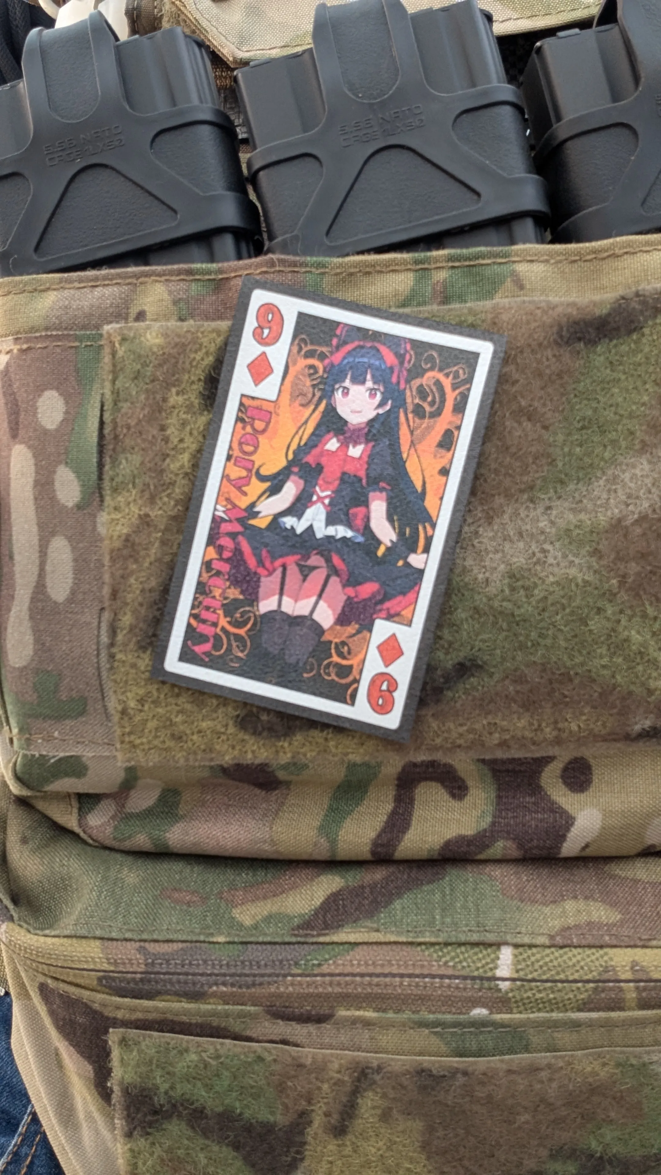 GATE のロウリィパッチ（タクティカルベストの MOLLE に装着）
