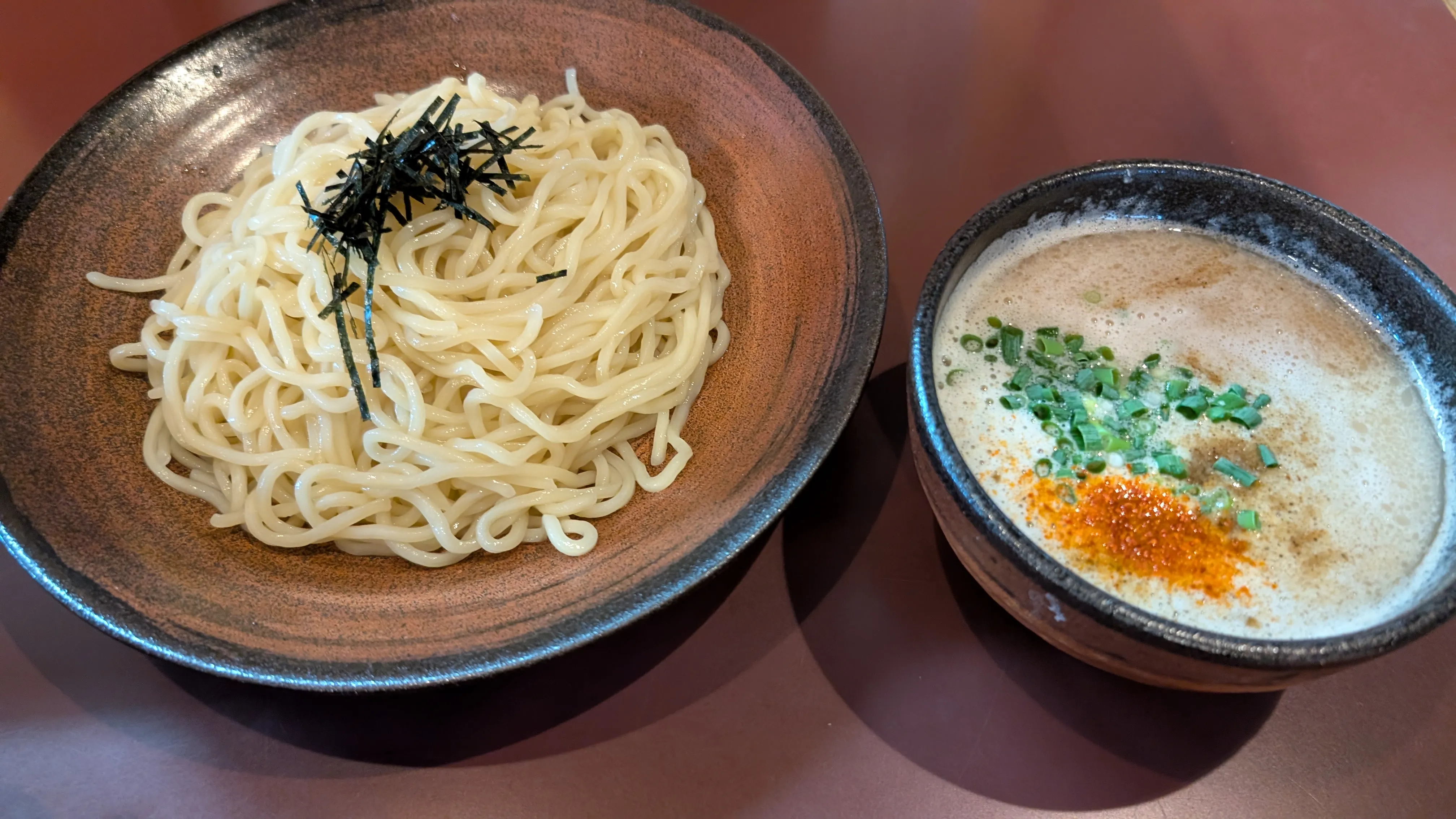 つけ麺。海苔と刻みネギがのった麺と、濃厚なスープ。
